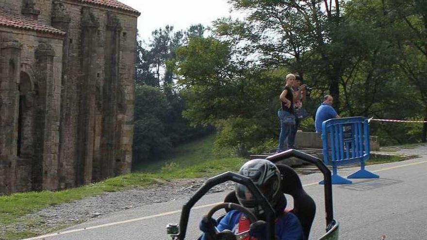 La carrilana neumática de Iván Menéndez, a su paso por Santa María del Naranco.