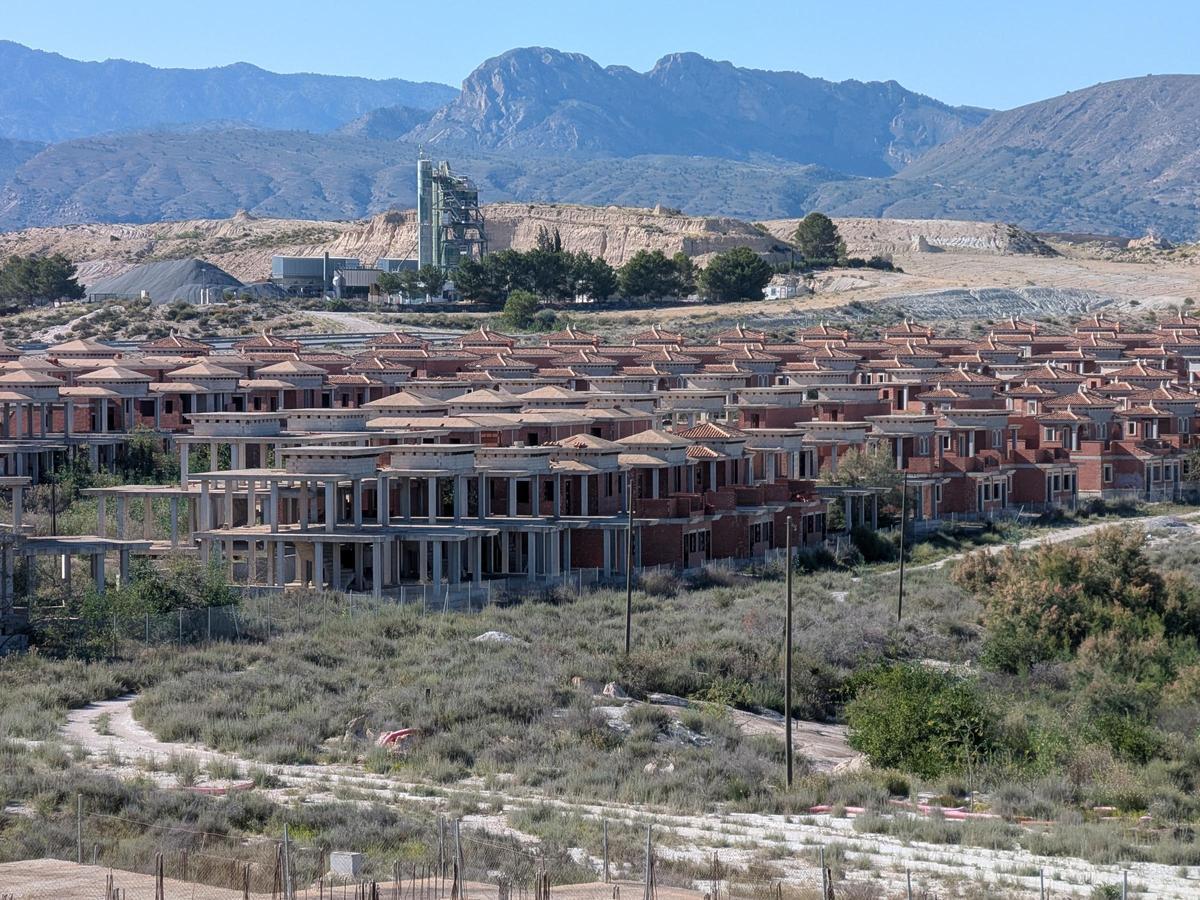 Estado de las viviendas que se levantaron en Fortuna Hill en la urbanización Las Lamparillas