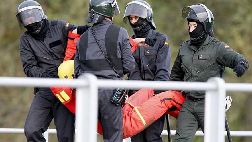 Uno de los activistas de Greenpeace de los que han cortados los accesos a la central nuclear de Santa María de Garoña, al norte de la provincia de Burgos con cadenas humanas y un gran contenedor al que se encuentran encaramados varios de ellos, es desalojado por efectivos de la Guardia Civil.