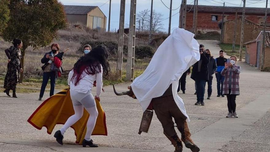 El Toro y el Torero, en Morales de Valverde, en una escena carnavalesca. | E. P.