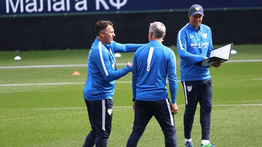 José González y su cuerpo técnico, en un entrenamiento.