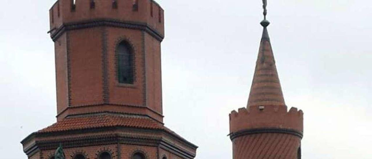 Pepa Martín, ante las torres de Oberbaumbrücke, en Berlín. // FdV