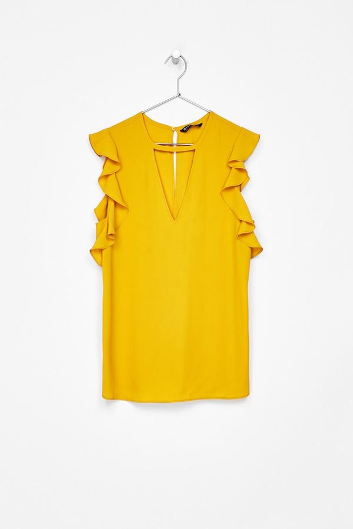 'Working' en verano: Blusa con volantes, de Bershka, 12,95 euros