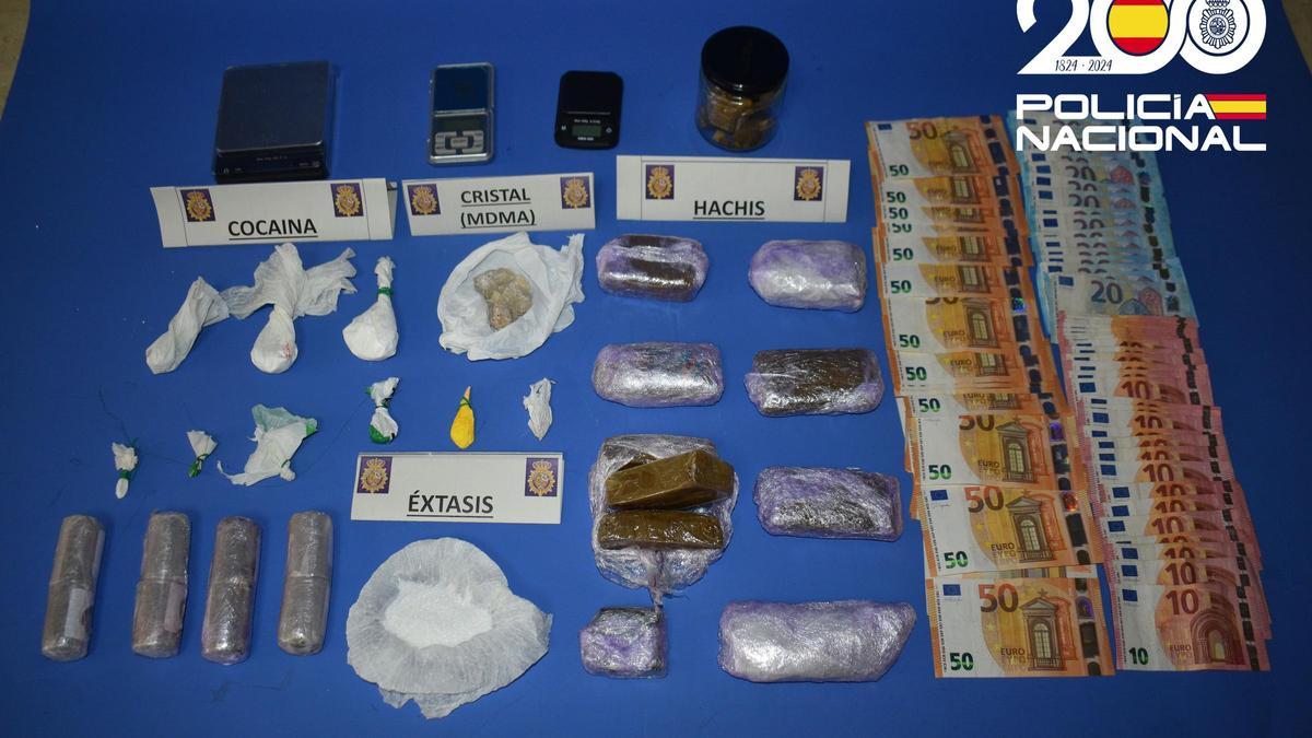 Imagen de la Policía de la droga y dinero intervenido al joven detenido.