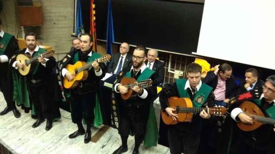 La tuna de la Universidad en la despedida a los nuevos médicos y dentistas.