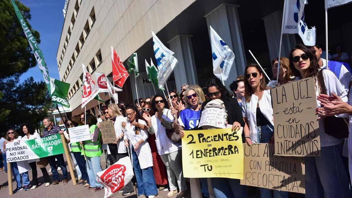 Vídeo | Sanitarios de la UCI de Badajoz reclaman más plantilla ante una presión asistencial asfixiante