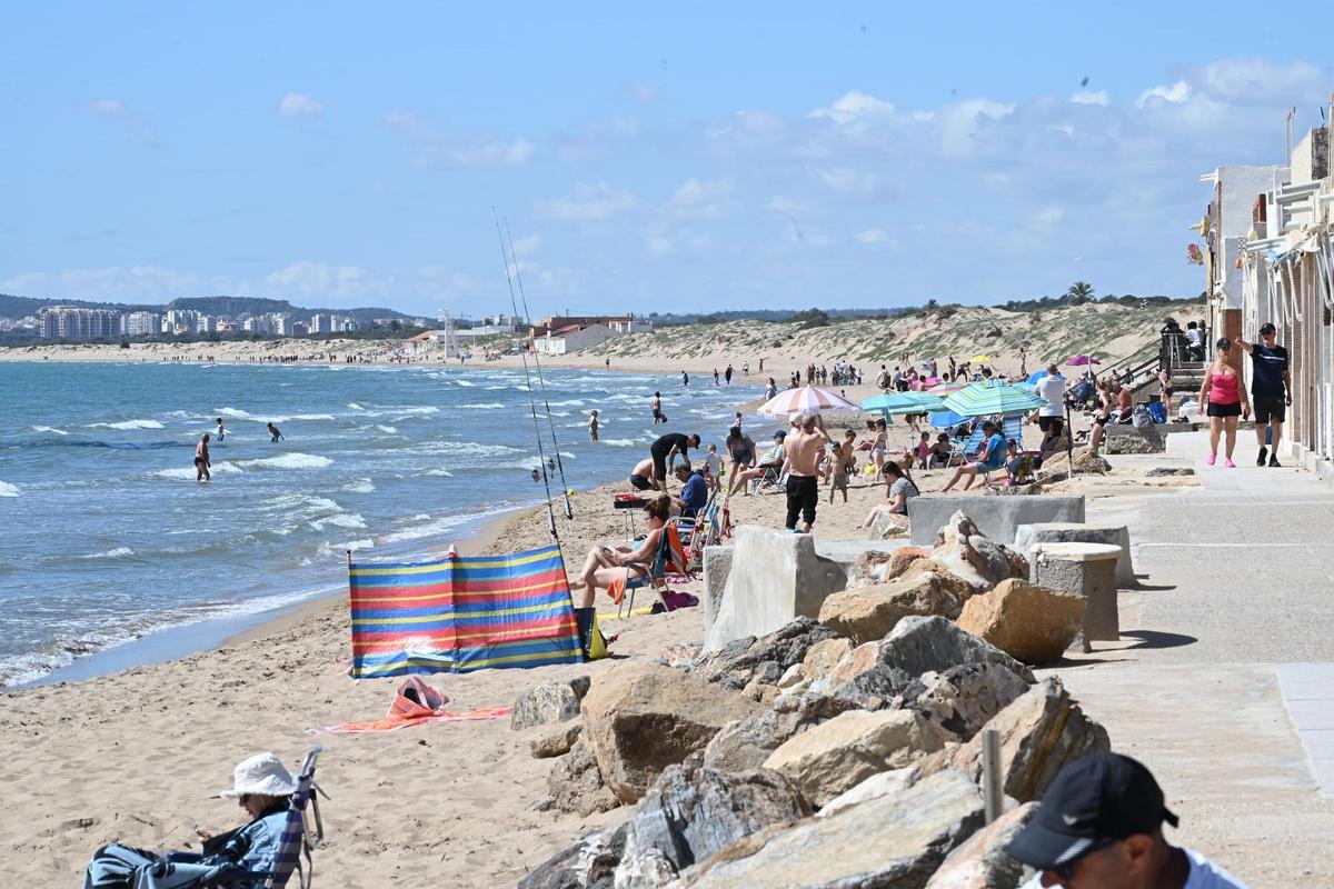 La playa de El Pinet es uno de los destinos preferidos para pasar el segundo Lunes de Mona en Elche