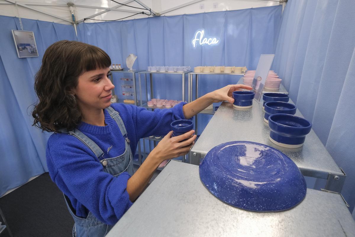 Carla Lorenzo, de Flaca Ceramics, coloca las tazas en su stand.