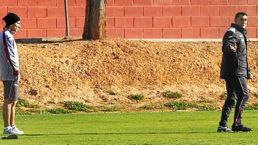 Valverde dando instrucciones a Guardado.