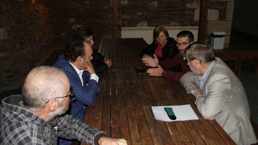 Rodríguez, Crespo, Novoa, Alonso, Vilariño y Sánchez durante la reunión de anteayer.