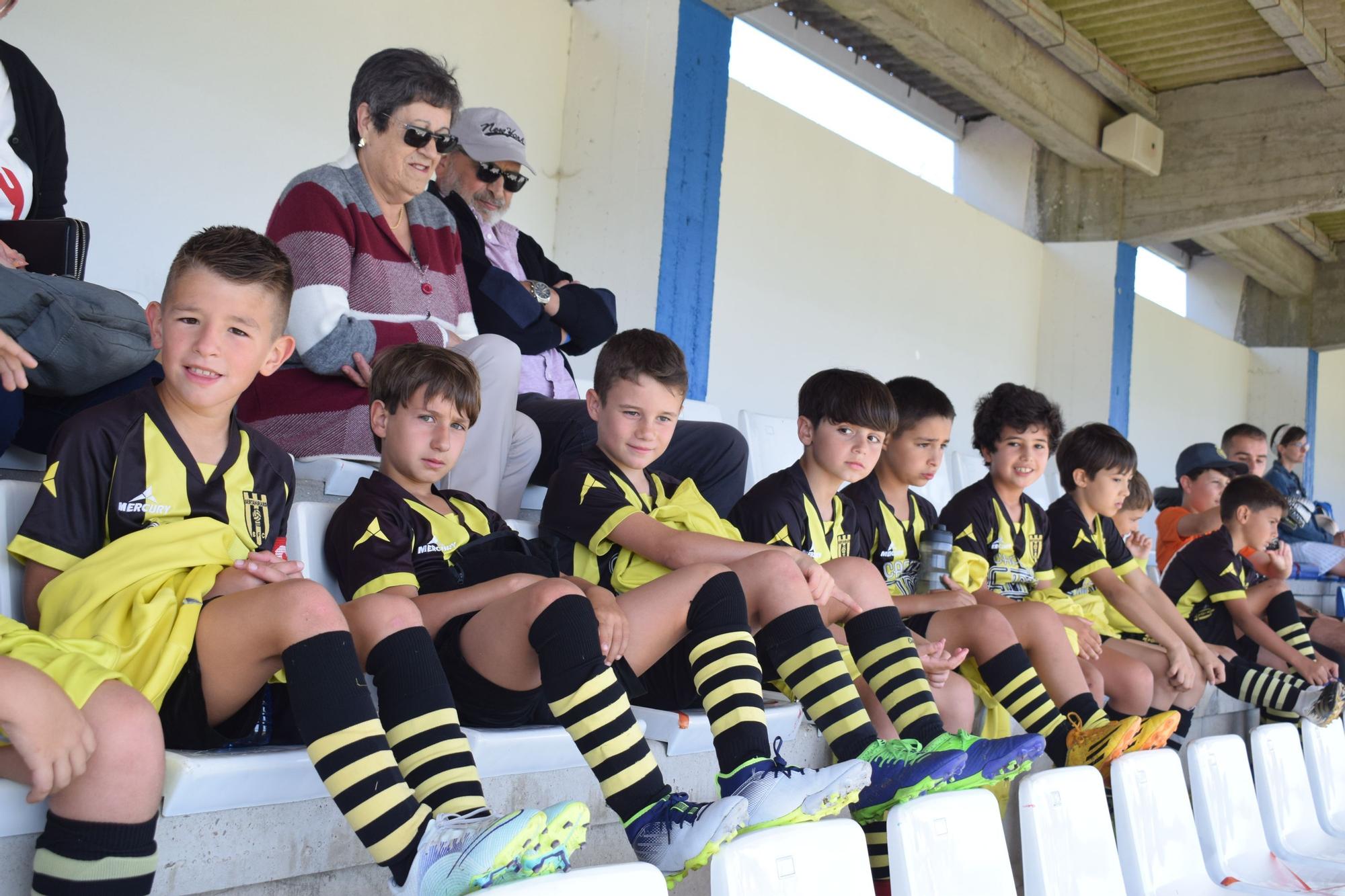 Un momento del torneo de fútbol base celebrado en Valga, que reunió a 1.200 espectadores.