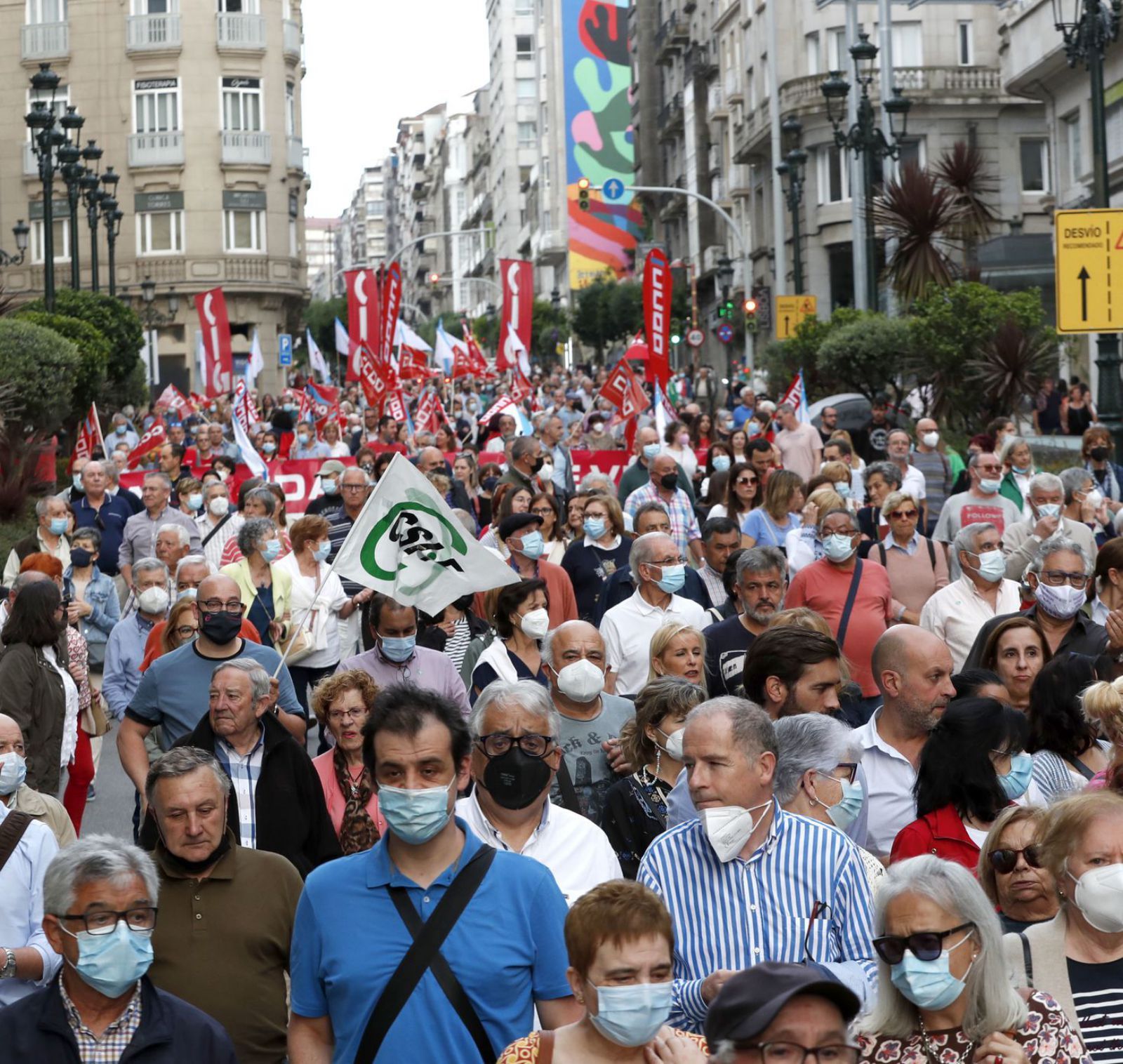 Ciudadanos, sanitarios y autoridades inundaron ayer las principales calles de Vigo durante la manifestación por la sanidad pública