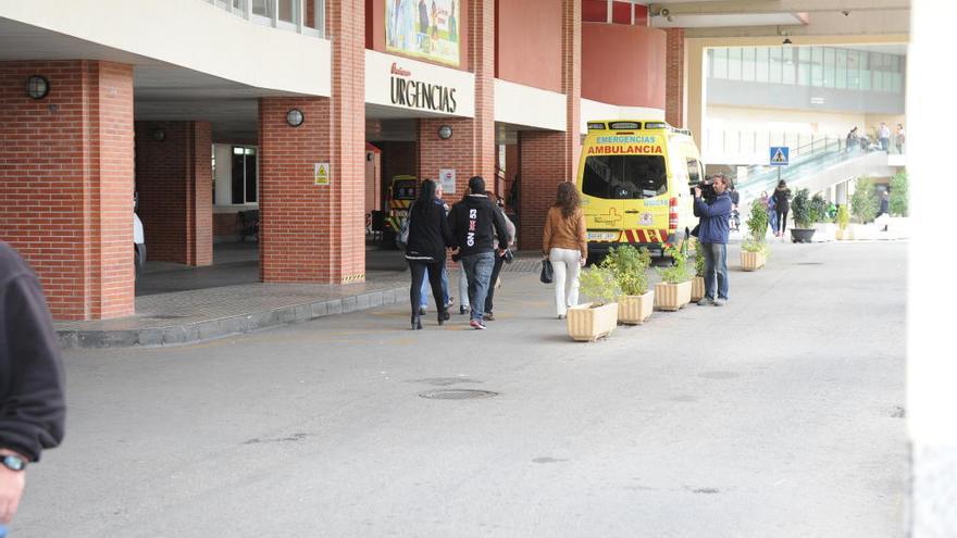 Puerta de Urgencias del Hospital Virgen de la Arrixaca, donde ha sido atendido el trabajador.