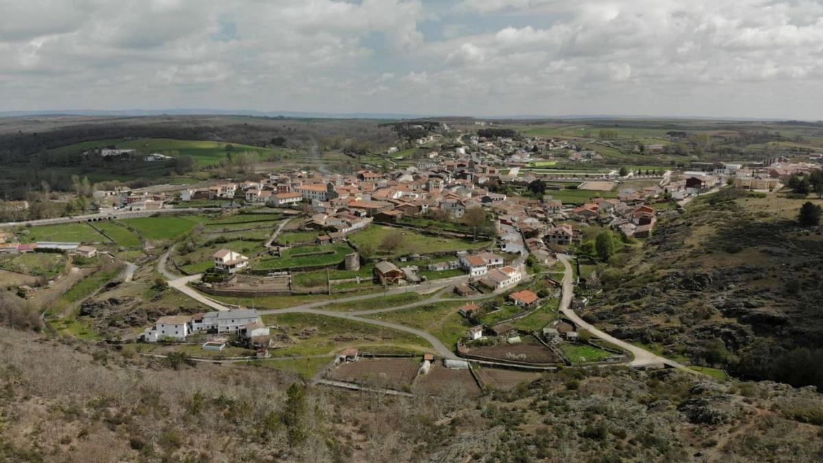 Arriba, imagen aérea de Alcañices, abajo a la izquierda, mapa de la concentración parcelaria proyectada. | Ch. S.