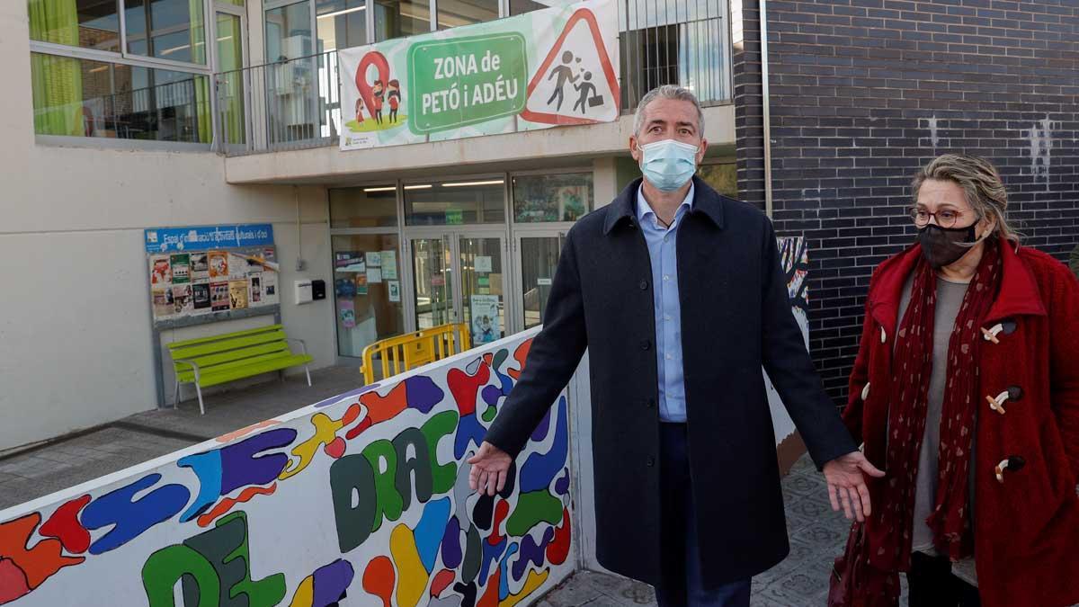 Josep González Cambray, a su salida de la escuela Turó del Drac, en Canet de Mar, junto a la alcaldesa de la localidad