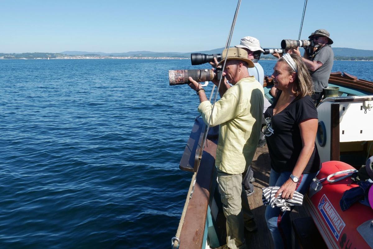 Juan Diéguez y otros viajeros observando orcas desde el barco pesquero rehabilitado "Chasula" en aguas de la ría de Arousa. El 20 de agosto de 2023 a la altura de Rúa, Sálvora y la costa de Castiñeiras y Aguiño, en el Concello de Ribeira.