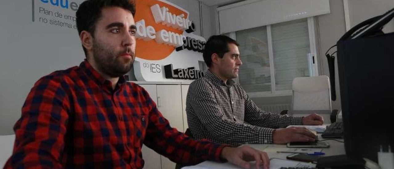 José Manuel Pereiro y Felipe Otero, ayer, trabajando en el vivero de empresas del Laxeiro. // Bernabé