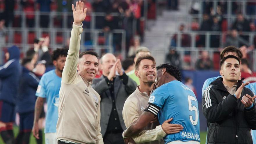 Aspas saluda a la afición del Celta tras el triunfo en El Sadar.