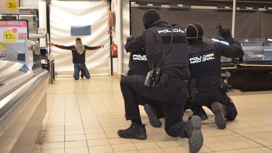 GALERÍA | Así ha sido el simulacro de atentado terrorista en el Centro Comercial Valderaduey de Zamora