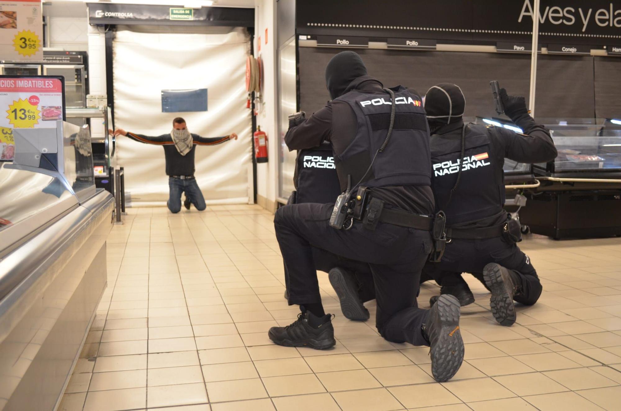 GALERÍA | Simulacro de atentado terrorista en el Centro Comercial Valderaduey de Zamora