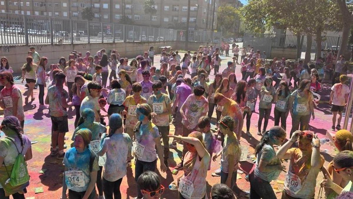 Xiquets i xiquetes durant la Color Run organitzada per l'AMPA de l'IES Salvador Gadea d'Aldaia