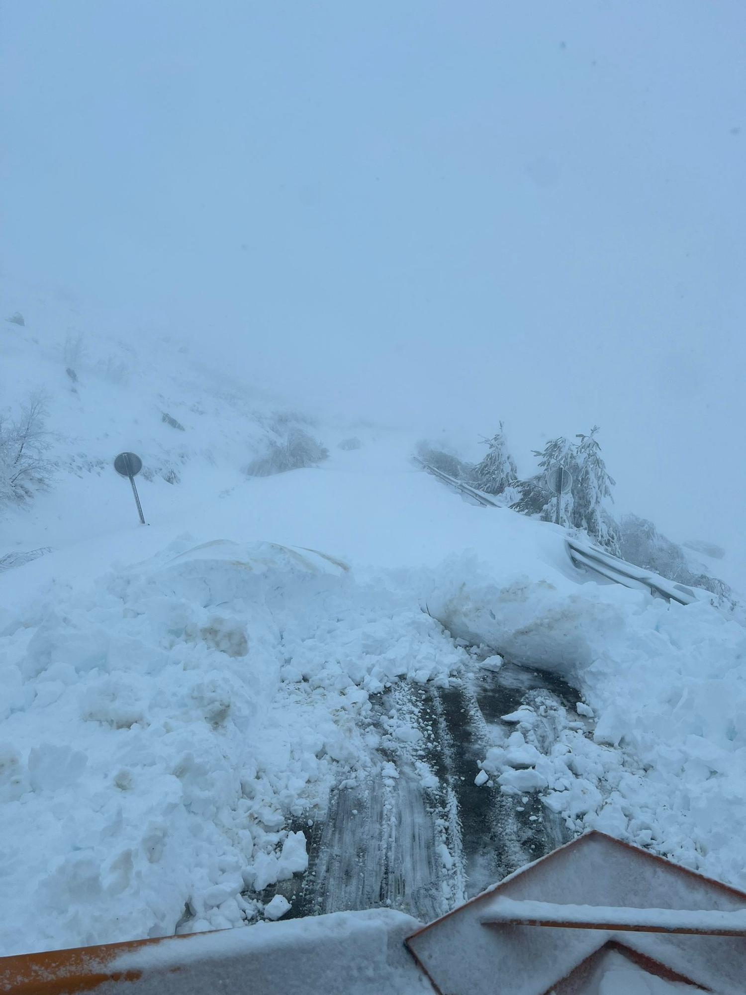 GALERÍA | Cortan la carretera hasta Vizcodillo debido a la nieve acumulada en la calzada