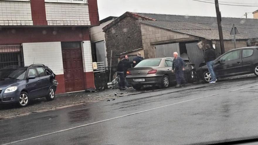 Unha muller excarcerada en Boiro e un ferido en Cee tras unha colisión de seis coches
