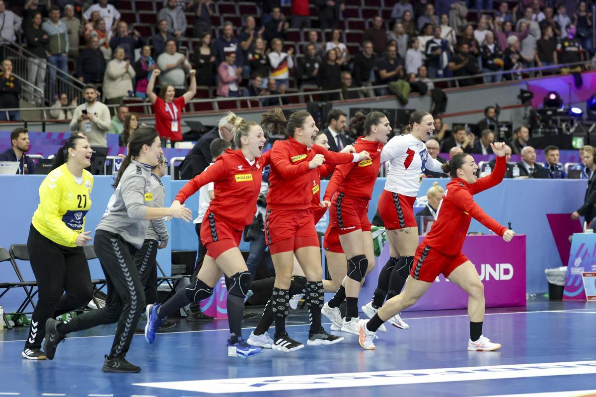 Las jugadoras de Serbia celebran la victoria ante España.