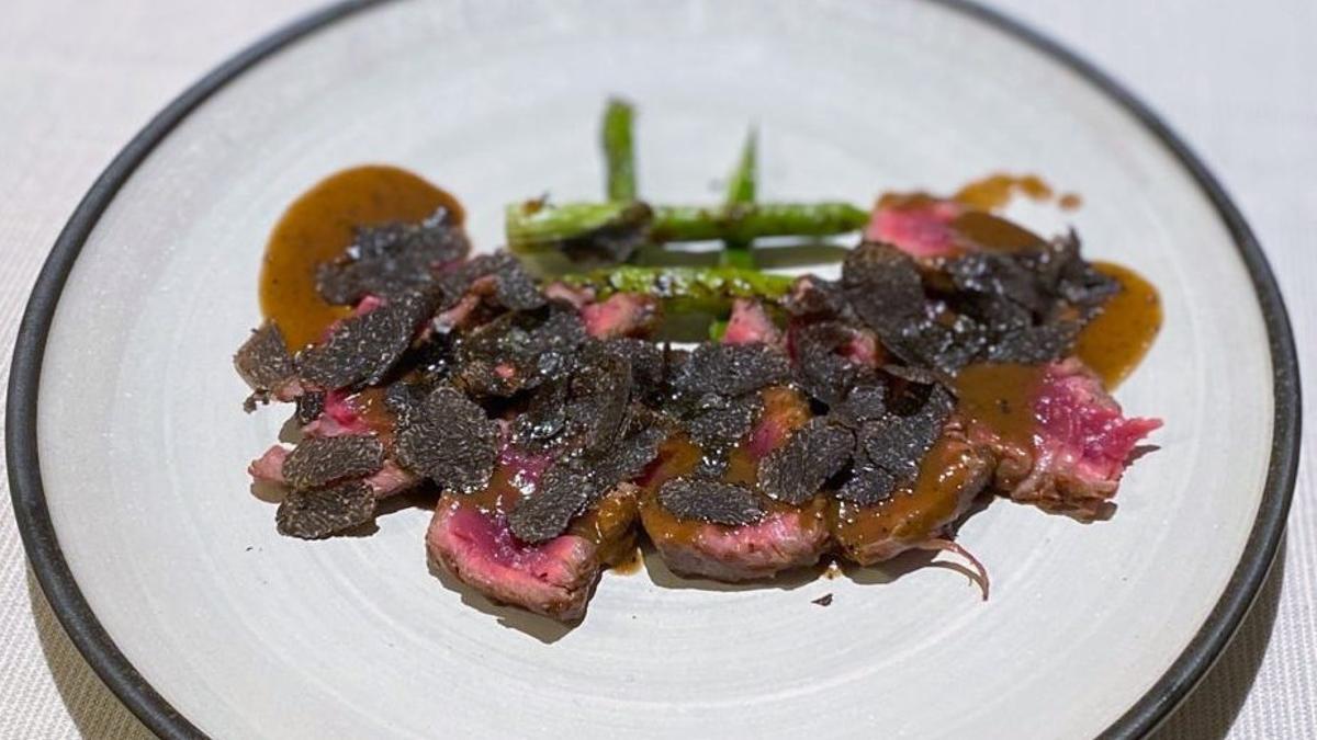 El filete 'à la broche' con espárragos verdes y trufa del restaurante Roig Robí.