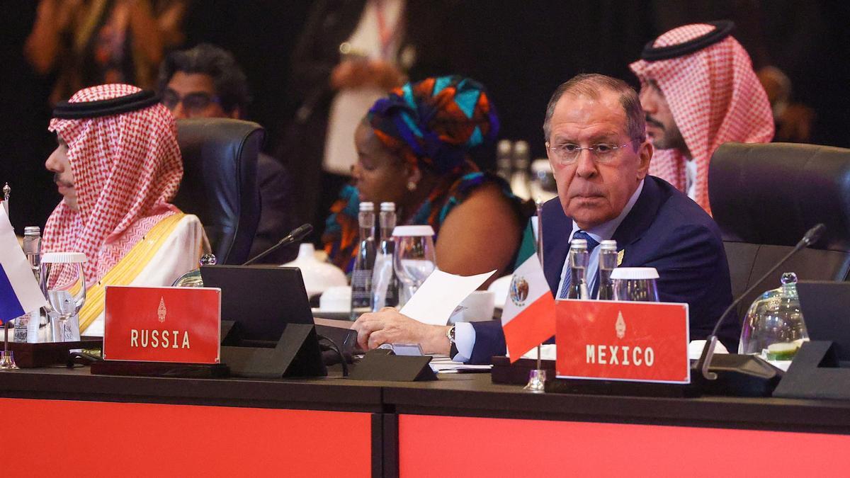 El ministro de Asuntos Exteriores ruso, Serguéi Lavrov, asiste a la reunión de ministros de Asuntos Exteriores del G20 en Nusa Dua, Bali, Indonesia, el 8 de julio de 2022.