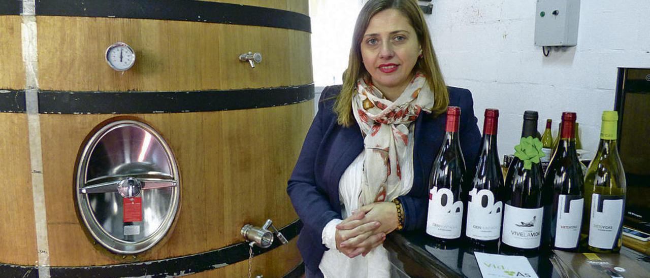 Beatriz Pérez, en su bodega de Cangas del Narcea.