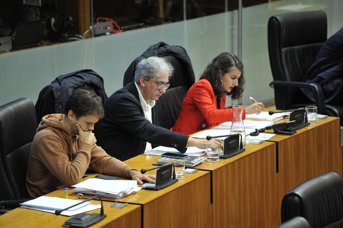 Diputados de Unidas por Extremadura durante la votación de los presupuestos.