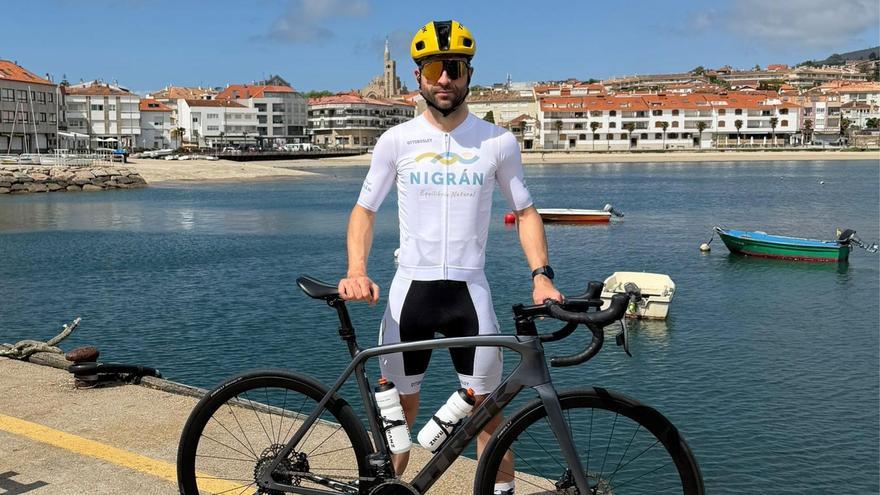 Adrián Trillo, con su bicicleta y la equipación de Nigrán.