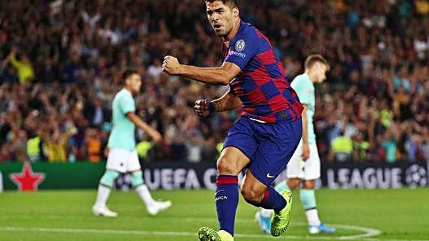 Luis Suárez celebra el primero de los dos goles que consiguió ayer ante el Inter en el Camp Nou.