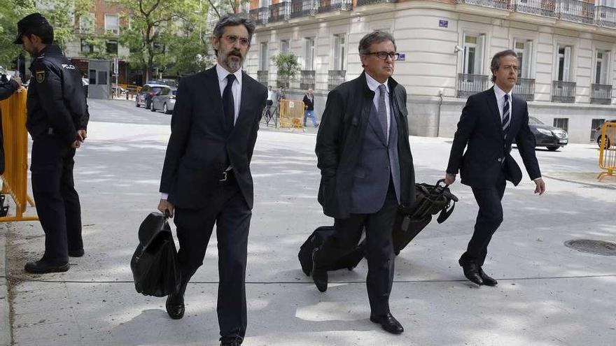 Jordi Pujol Ferrusola, primogénito del expresidente catalán, flanqueado por sus abogados. // Efe