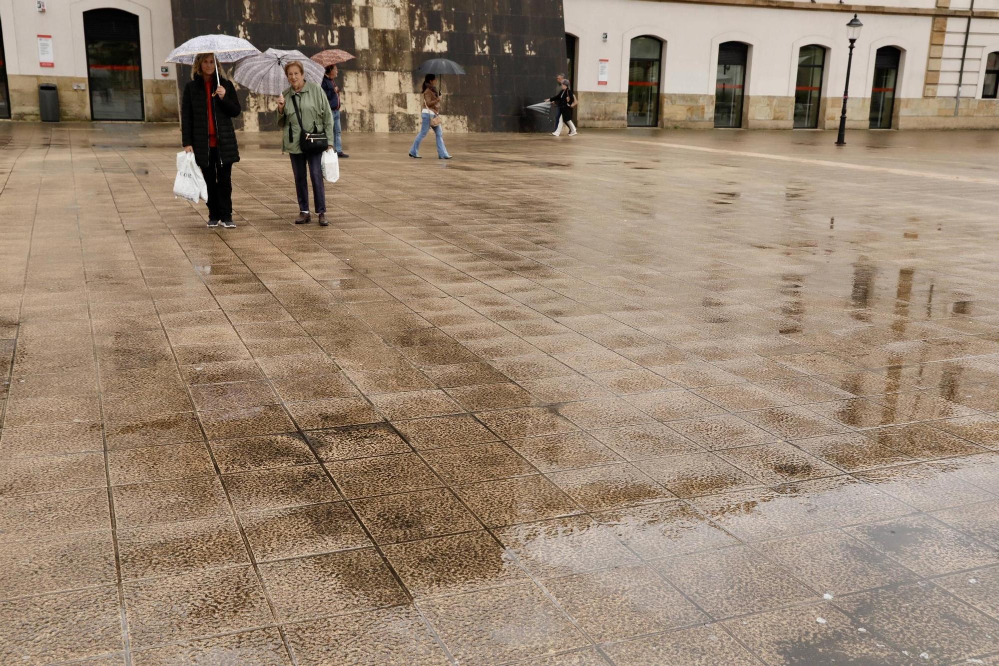 Los vecinos de El Coto se cansan de esquivar charcos en la plaza de la República (en imágenes)