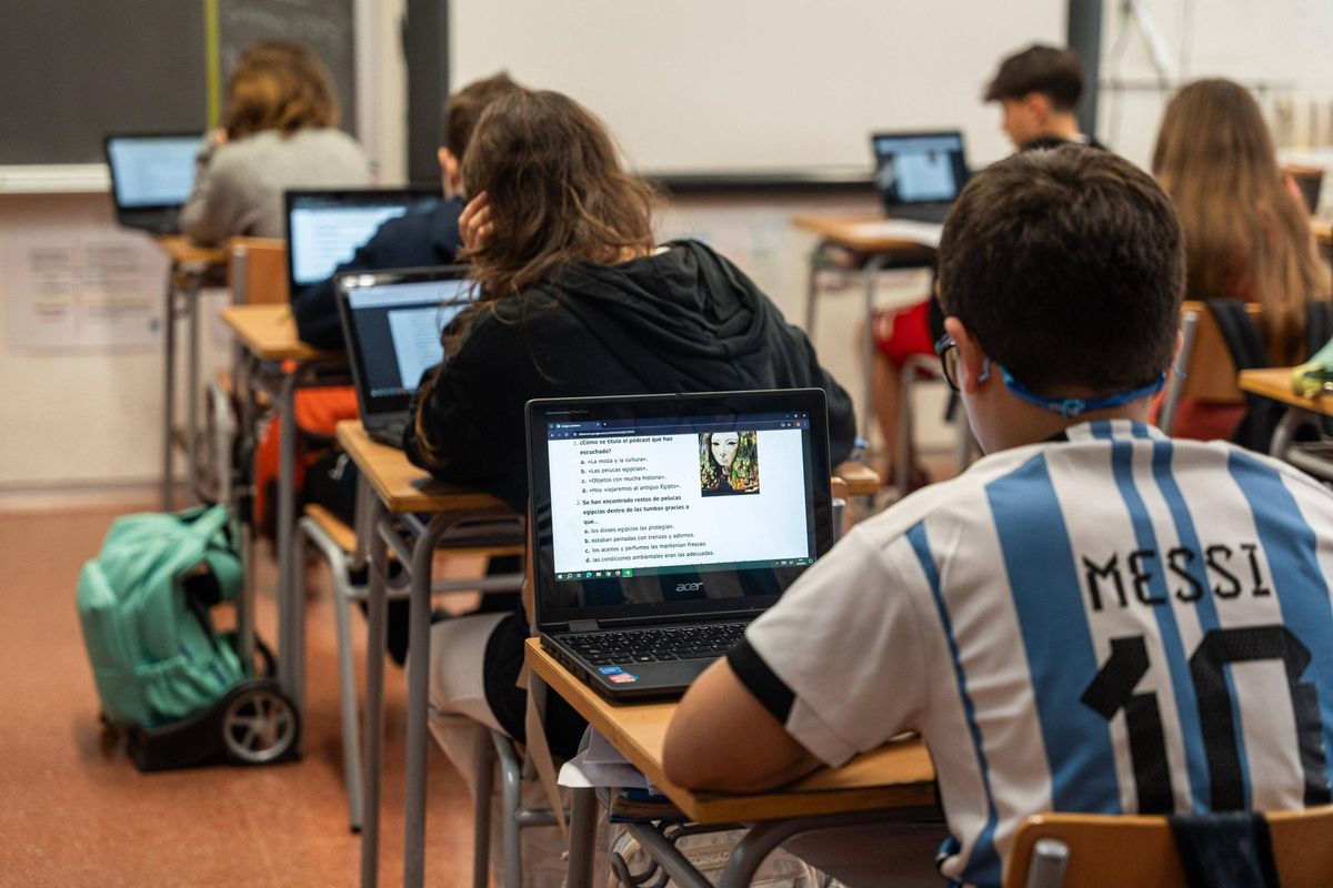 Alumnos de sexto de primaria de una escuela en Barcelona durante las pruebas de competencias básicas, el curso pasado.