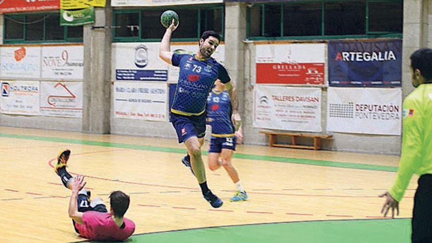 Santi Otero, que anotó dos goles, lanza ayer a portería. // G.Núñez