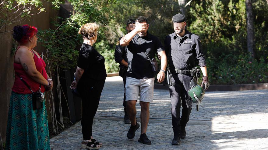 Así ha sido el desalojo de Casa Lola en Ibiza: tres detenidos por resistencia la autoridad, guardias civiles saltando vallas...