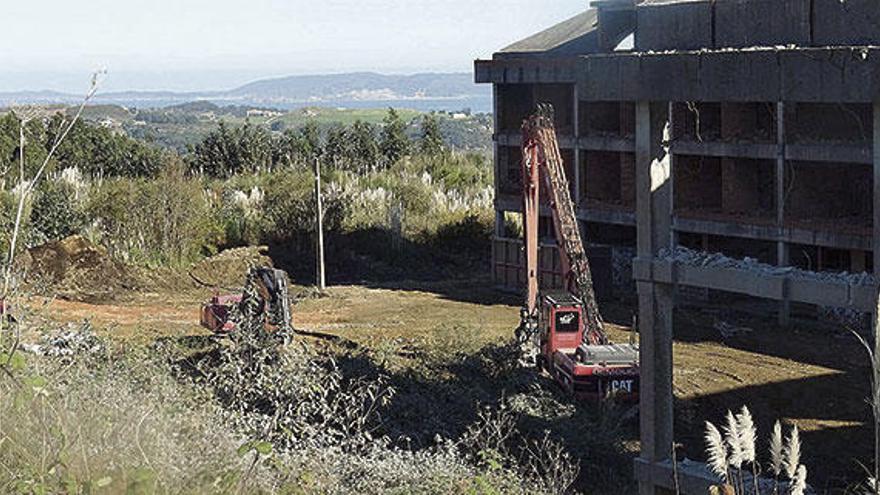 En marcha el derribo del geriátrico de Monticaño