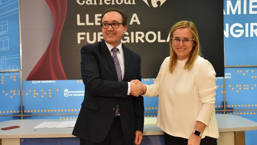 El director regional de Carrefour Andalucía, Arturo Montalvo, y la alcaldesa Ana Mula.