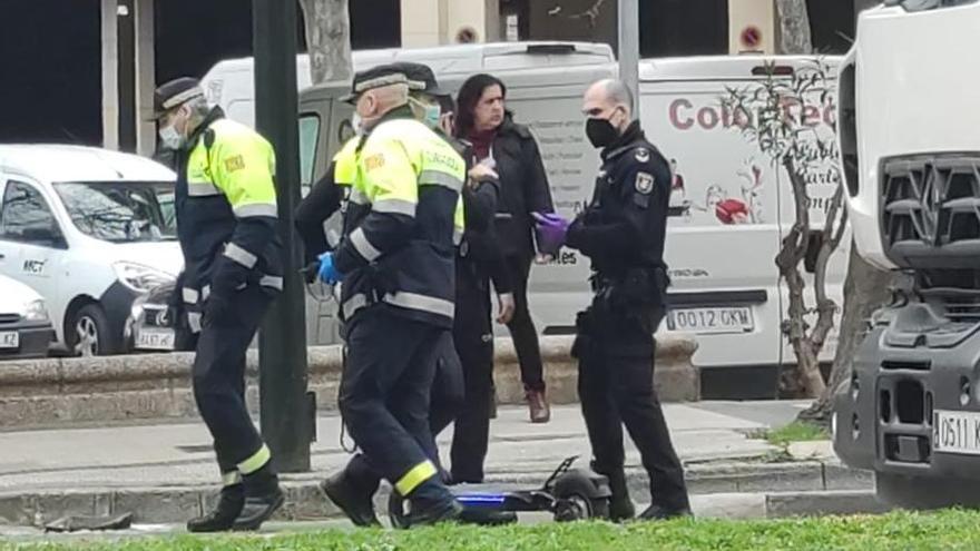 Agentes de la Policía Local de Zaragoza intervienen el patinete.