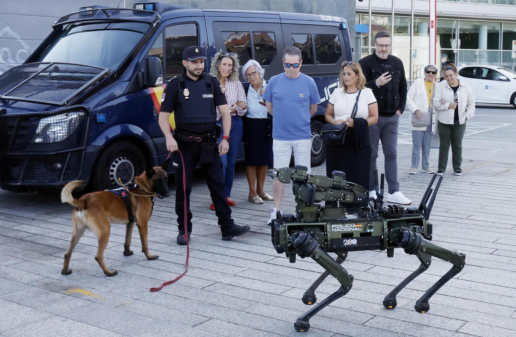 Los perros policía y el robot Sira, protagonistas en la "Exposición de Medios" de la Policía Nacional