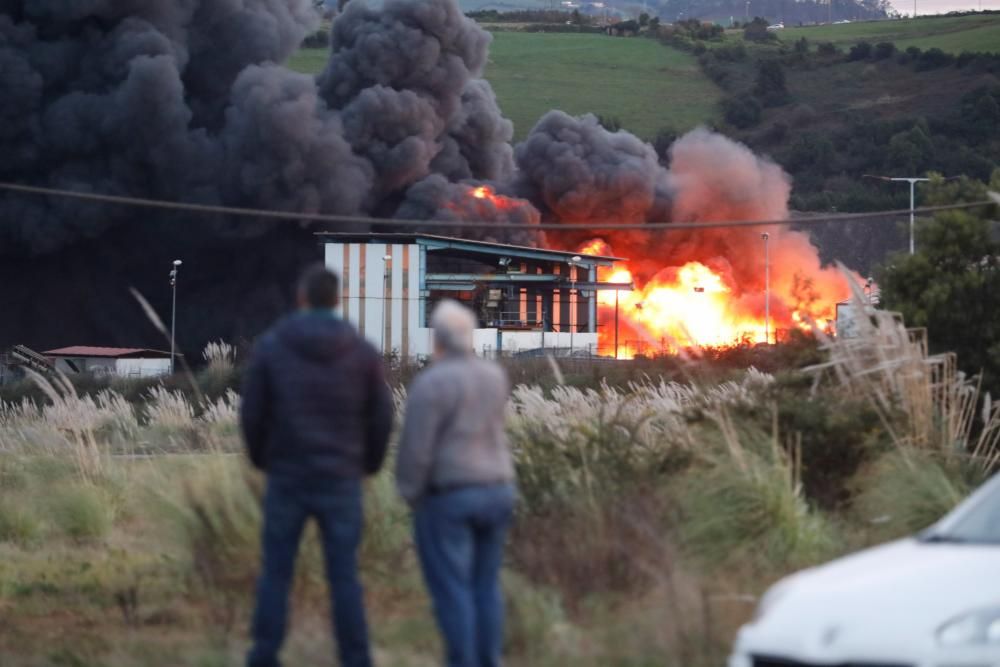 Incendio en un desguace de Gijón.