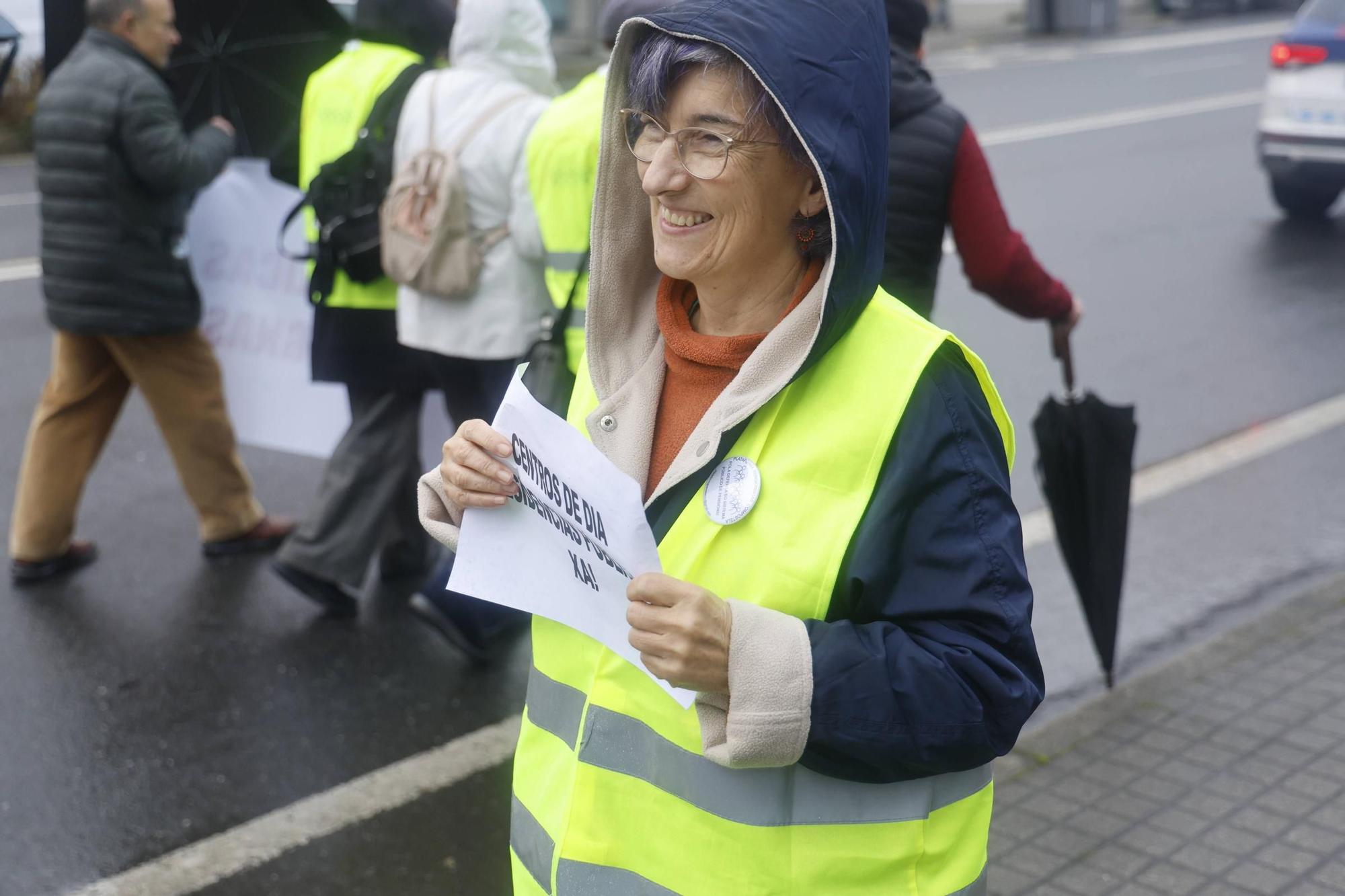 Manifestación en Santiago por la gestión pública de las residencias