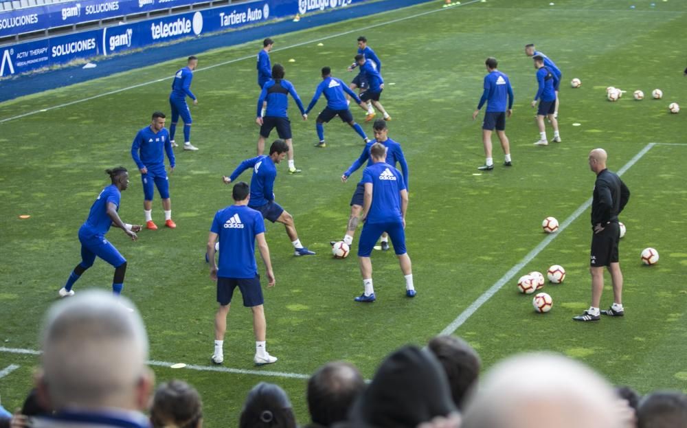 Los oviedistas apoyana a su equipo antes del derbi