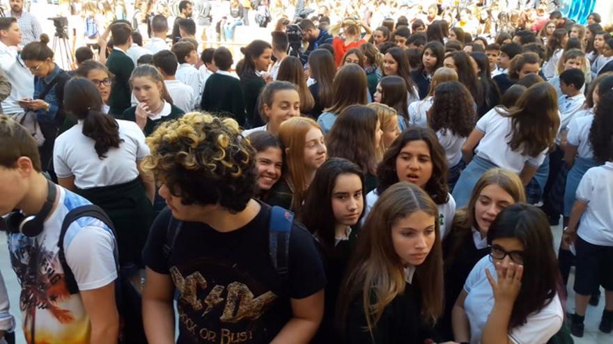 Alumnos y alumnas contra el acoso escolar en la plaza de las Aulas