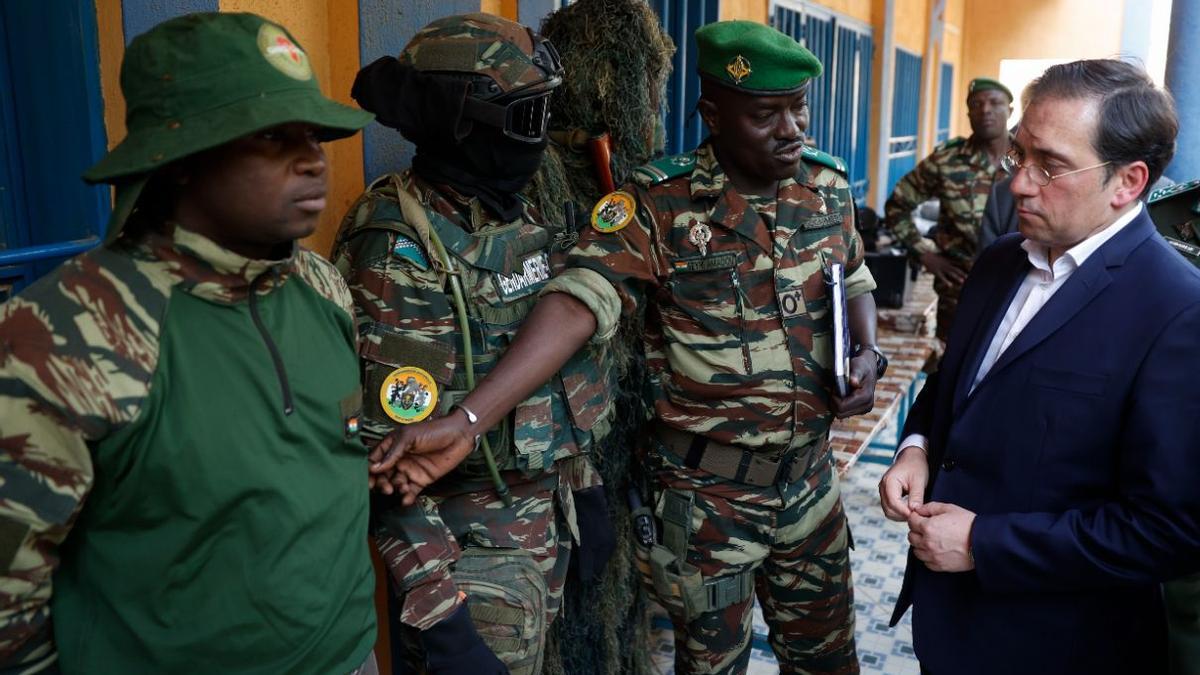 El ministro Albares visita la Gendarmería de Níger, donde España forma oficiales en el contexto de la operación GAR-SI.