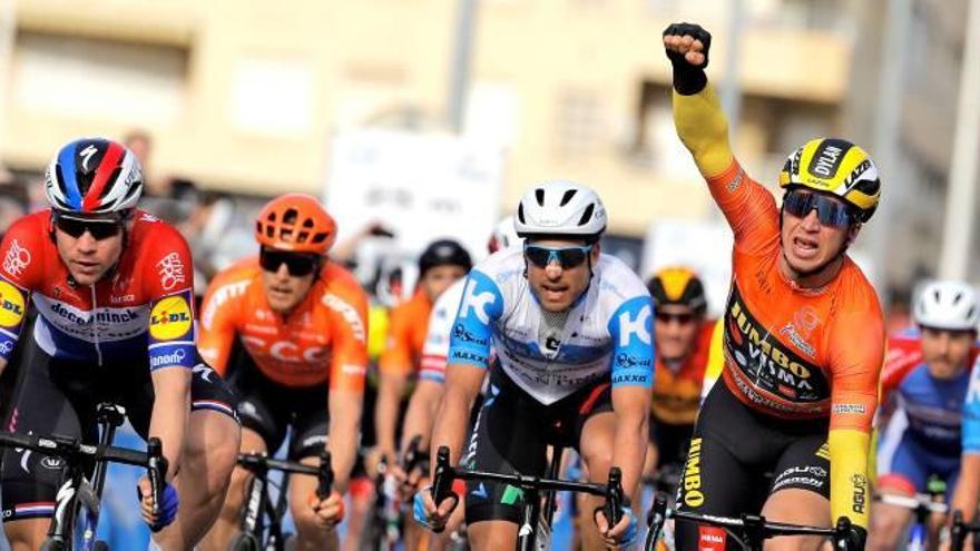 Dylan Groenewegen, del equipo Jumbo-Visma, celebra su triunfo con el puño en alto en la meta de Torrevieja, ayer.