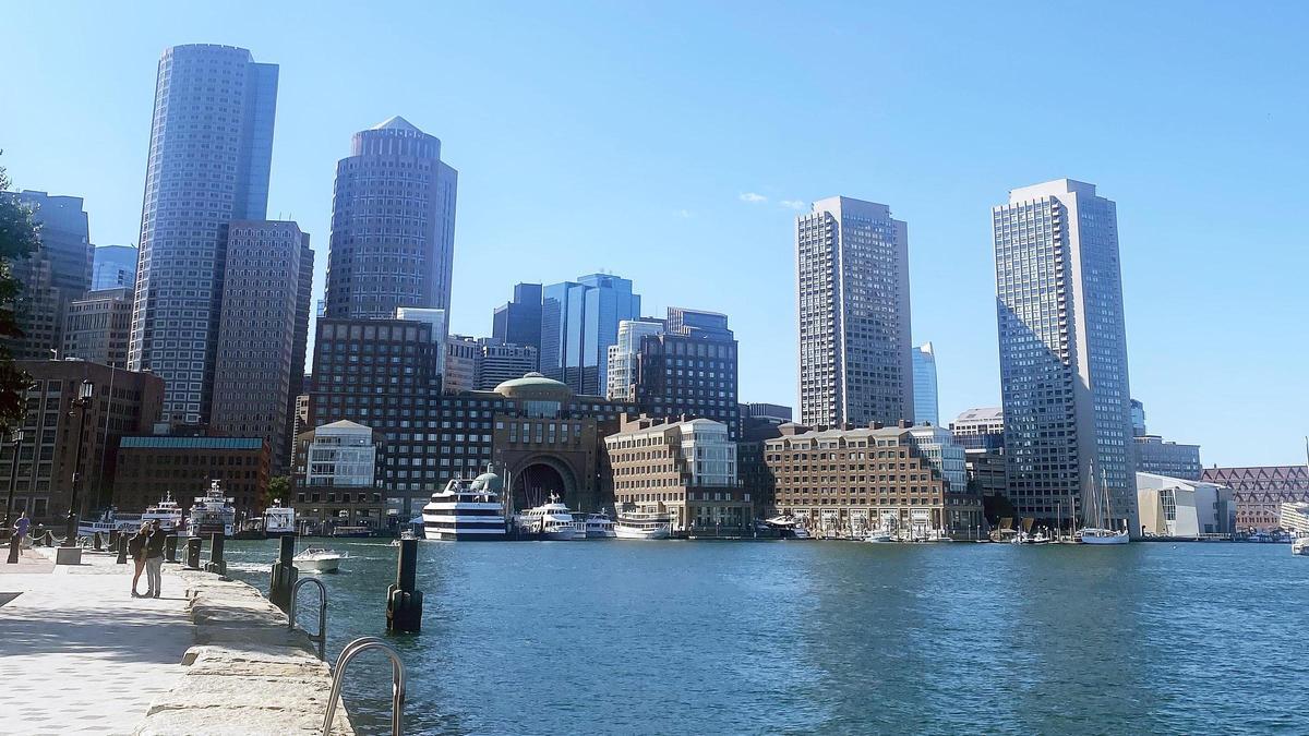 Vistas al centro de Boston desde uno de sus puertos